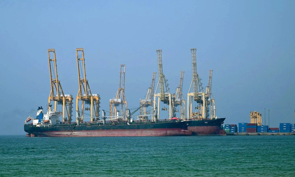 Tàu Container Bị Tấn Công Tại Eo Biển Hormuz: Diễn Biến Và Tác Động Tiềm Tàng Đối Với Vận Chuyển Quốc Tế