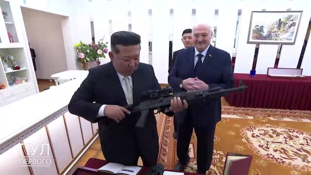 Lãnh đạo Belarus tặng súng trường tấn công cho ông Kim Jong-un trong khuôn khổ chuyến thăm Bình Nhưỡng